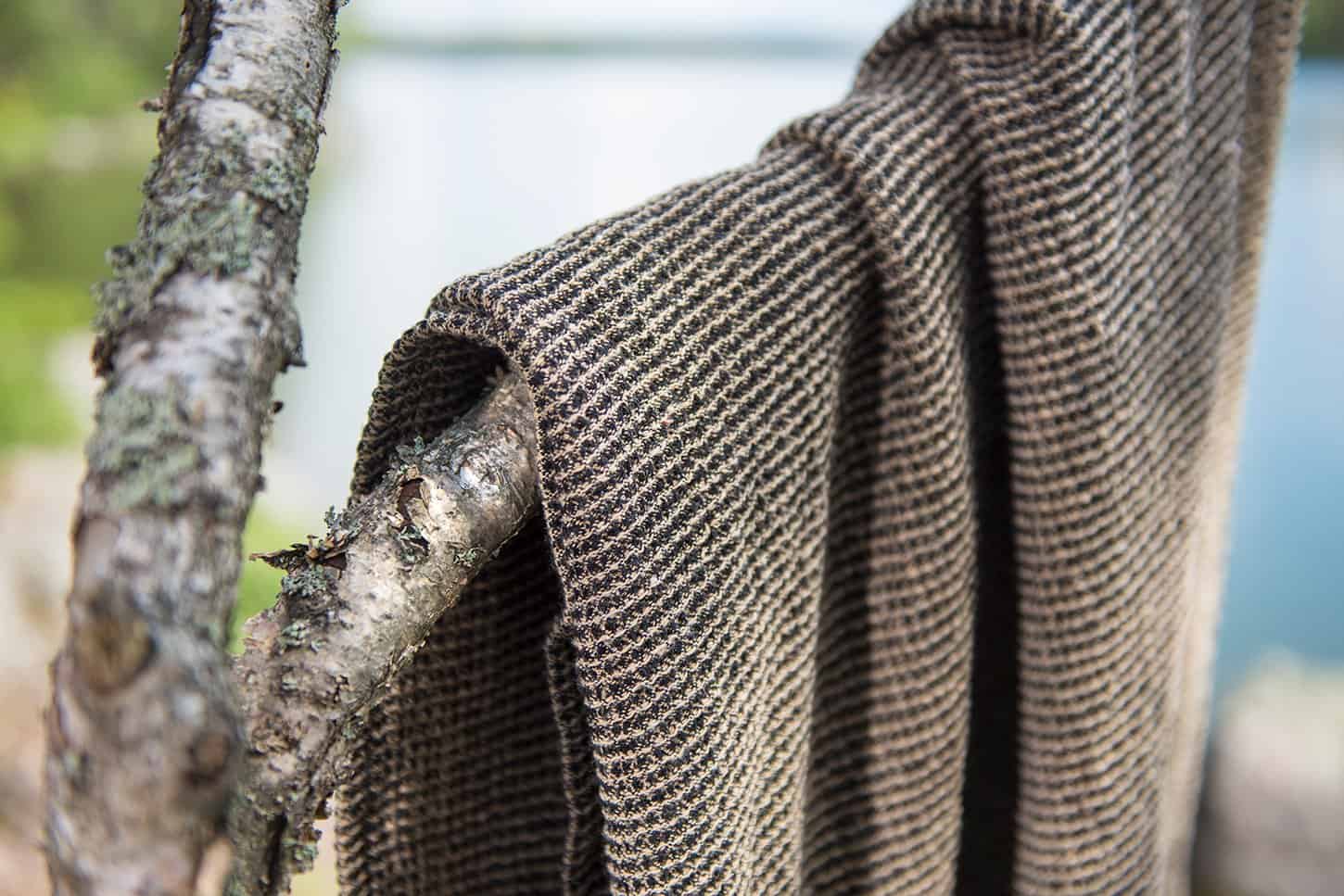 Brown sauna towel of 90x180 cm, made from soft and absorbent fabric.