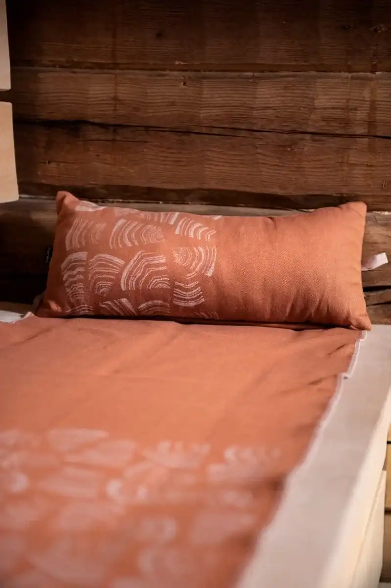 Rento Pino sauna cushion in brown, ideal for relaxation in the sauna.