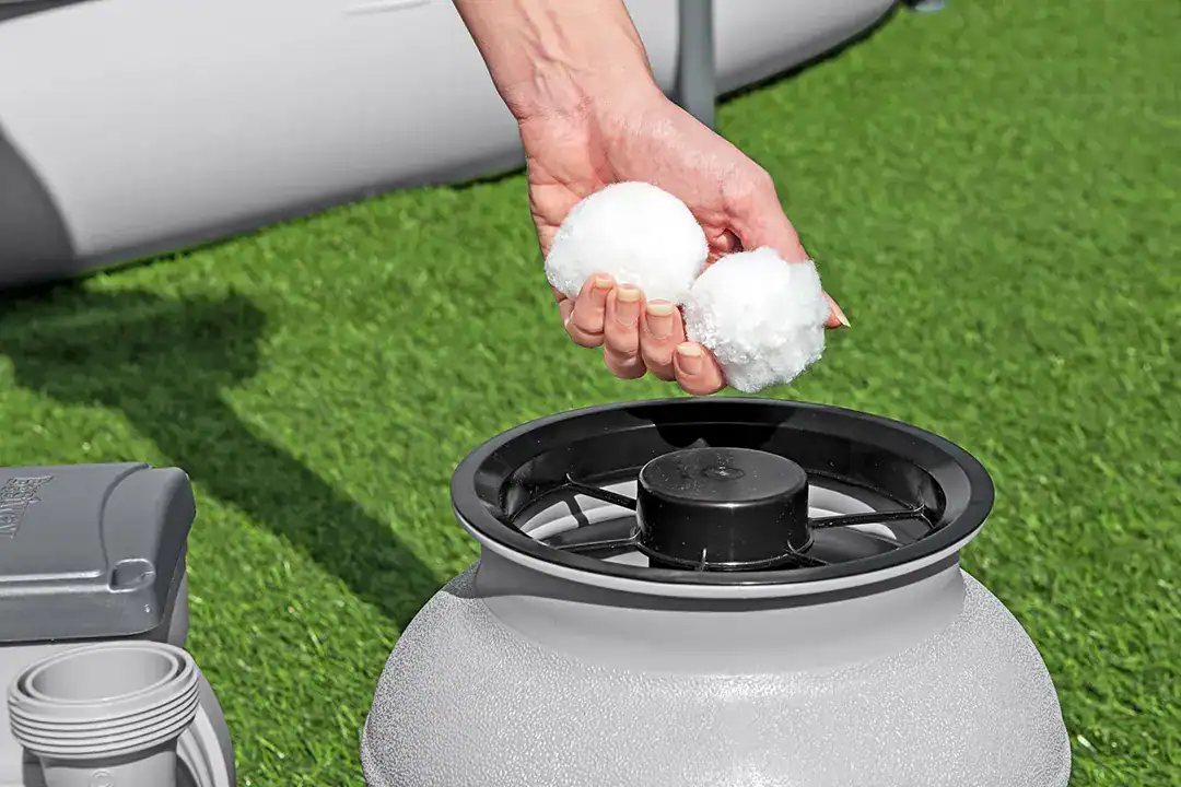 Sand filter pump for pool cleaning, suitable for fast and effective water filtering.