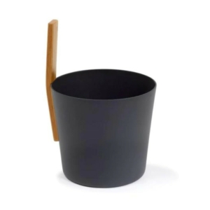 KOLÓ Sauna Bucket 3 in black with wooden handle, modern design for sauna accessories.