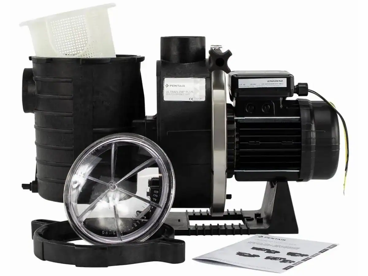 Ultraflow Plus pool pump for powerful flow, 15m³ capacity.