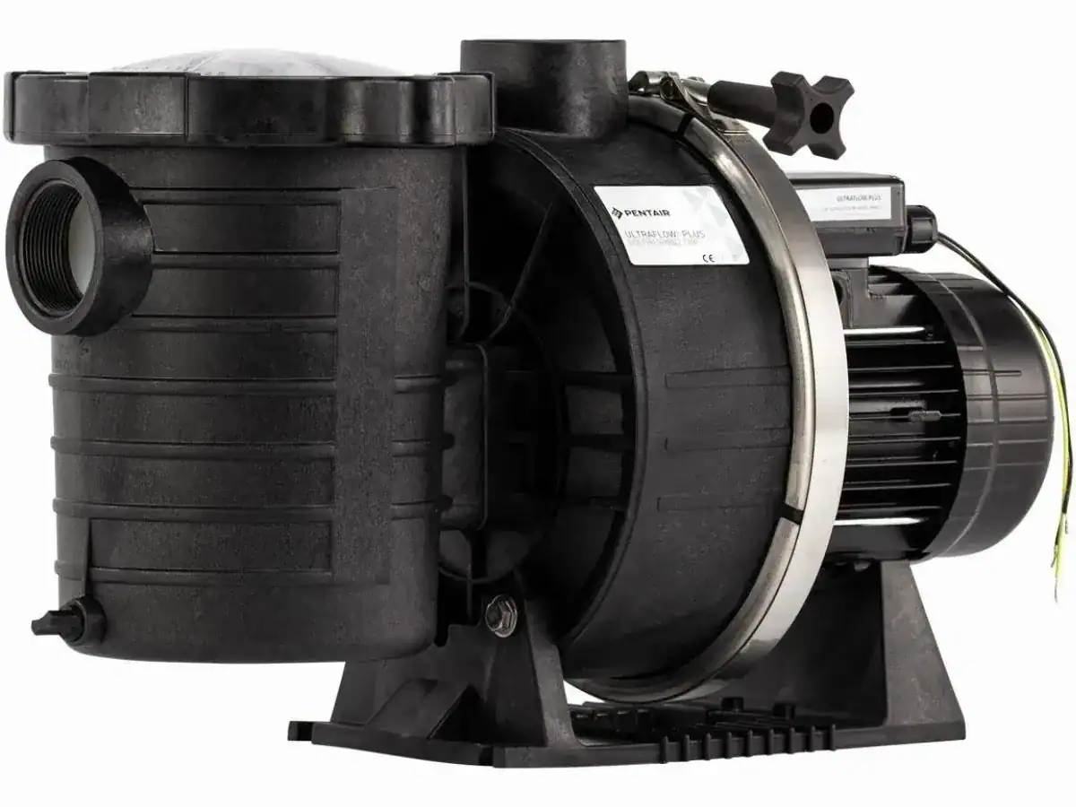 Ultraflow pool pump P-UFL-073 for powerful flow, 15m³/h capacity.
