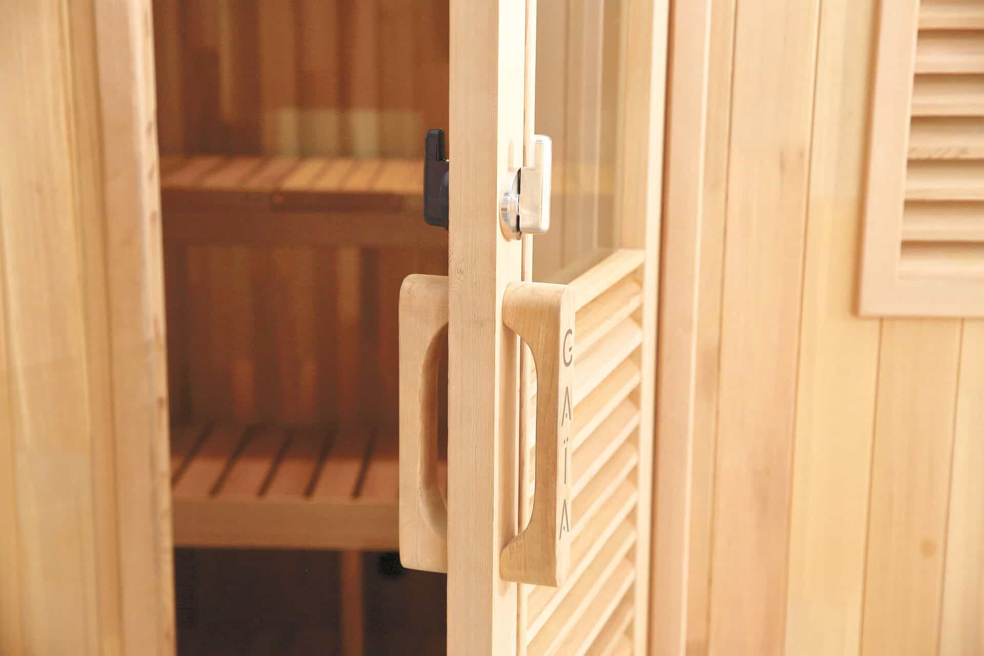 Holl's Gaïa Nova outdoor sauna in spruce wood, suitable for 6 people.