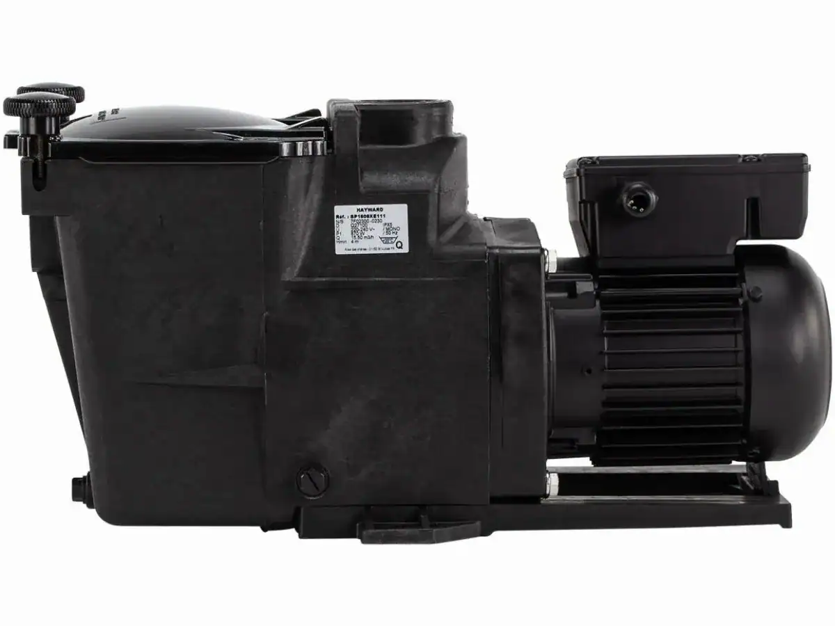 Hayward pool pump for powerful water circulation, suitable for pools up to 17m³.