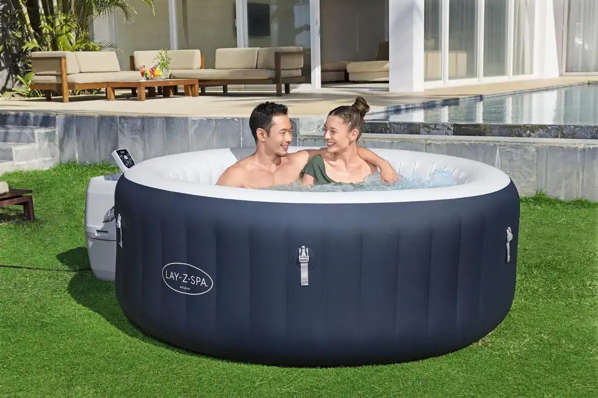 Inflatable 4-person spa with Airjet and EnergySense technology.