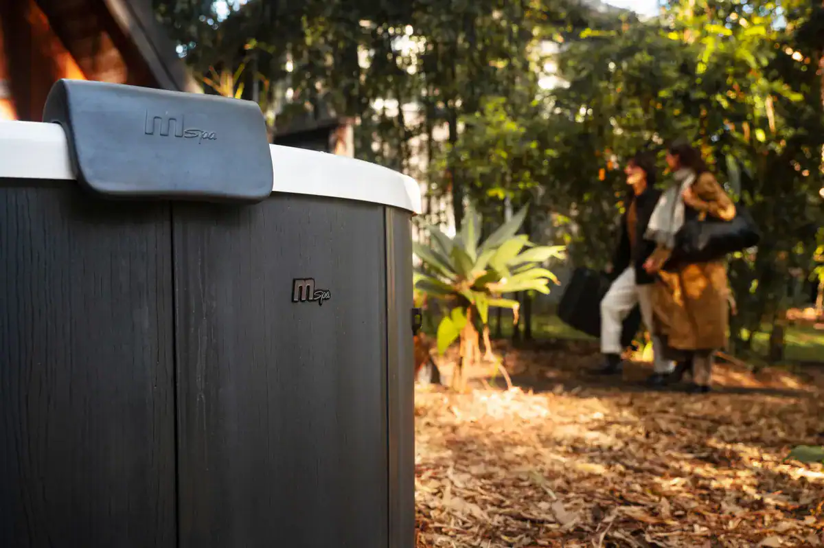 MSpa Denver frame spa for 6 people, ideal for relaxation in the garden.